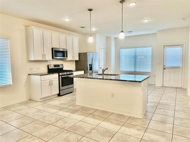 Building Photo - 105 Eagle Lake Dr