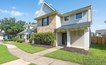 Building Photo - 11944 Chanteloup Dr