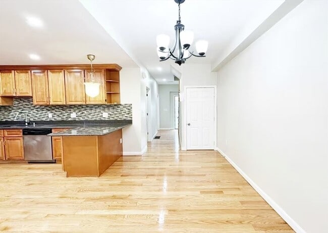 Building Photo - 90 George St