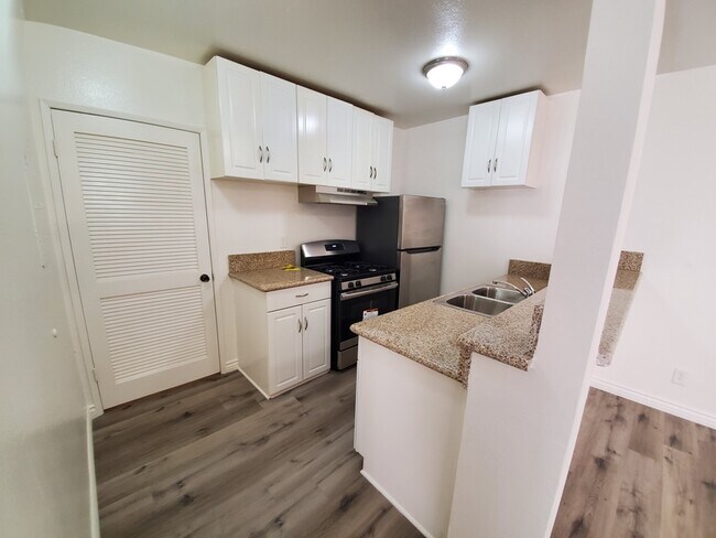 Kitchen - 525 S La Fayette Park Pl