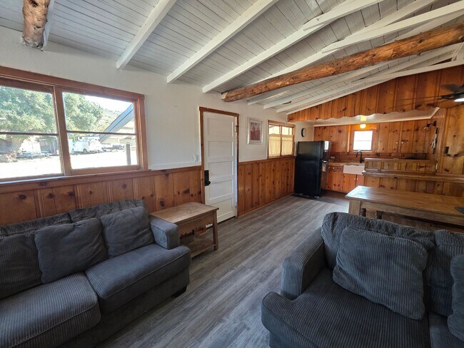 Foto del edificio - Spacious Farmhouse Living with Open-Concep...