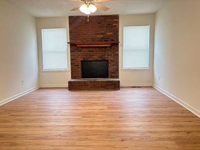 Building Photo - Great Townhouse in Douglasville