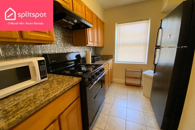Building Photo - Private room in 2 bedroom Washington Apart...