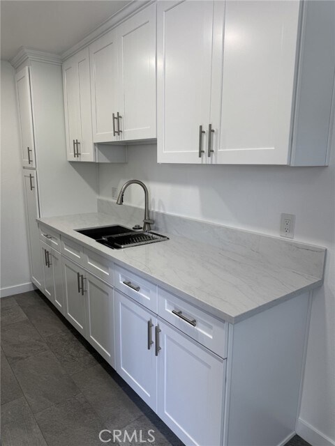Foto del edificio - 7039 Remmet Ave