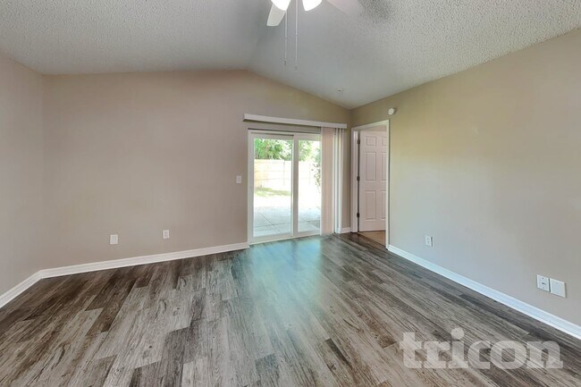 Foto del edificio - 947 Sandywood Dr