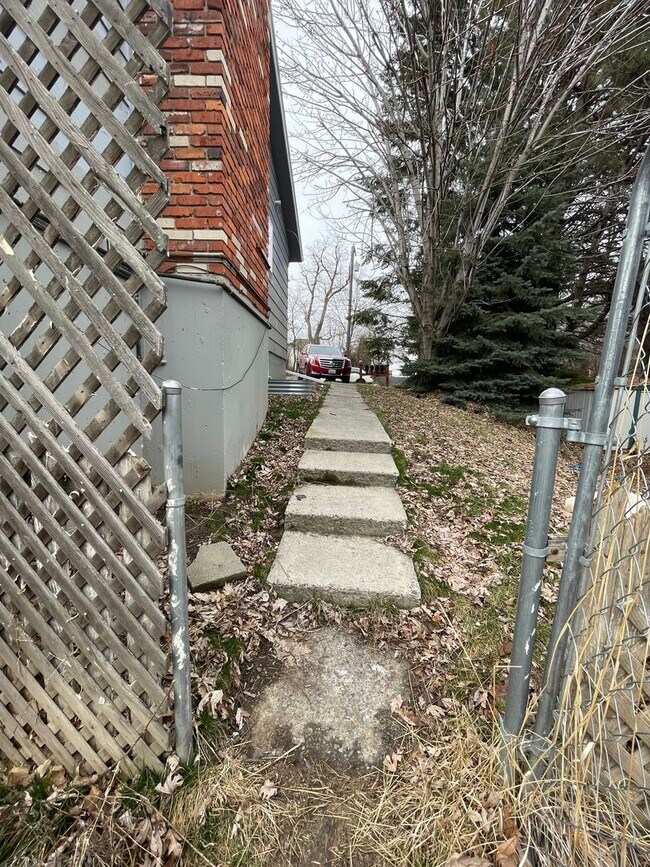 Foto del edificio - 1 Bedroom, 1 bath lower basement apartment!