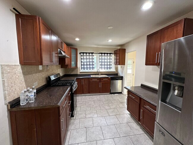 Building Photo - 135 E 55th St