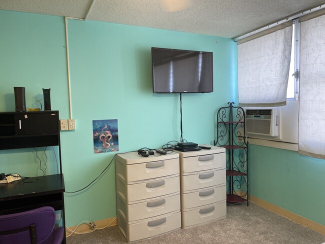 Aire acondicionado, TV y cajones. - 1550 Rycroft St