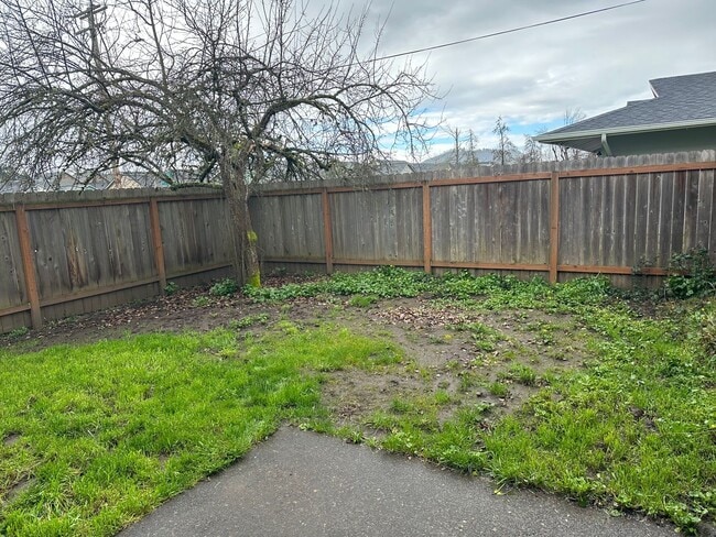 Building Photo - Updated 2 bedroom, 1 bath with garage!