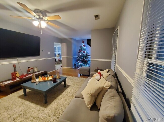 Foto del edificio - 2105 Summerhook Ct