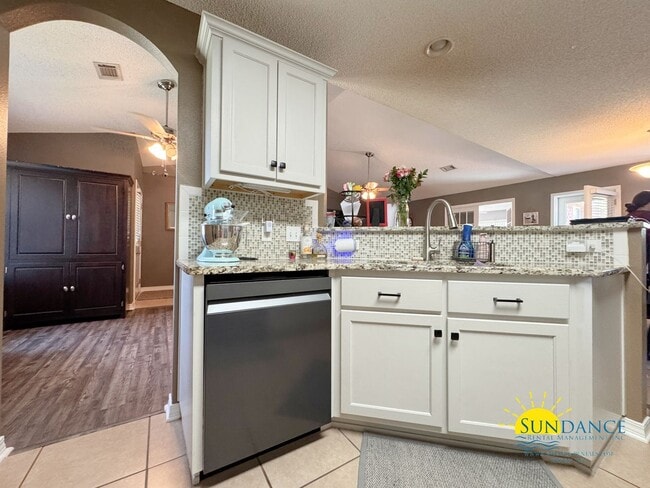 Foto del edificio - Stunning Home in Holley by the Sea – Navar...