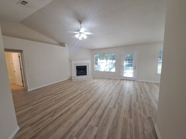 Building Photo - Beautiful 4/2 in Pace