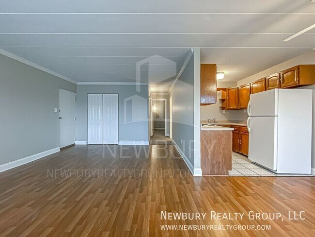 Building Photo - Light - Bright - Beautiful - 2 Bedroom Apa...