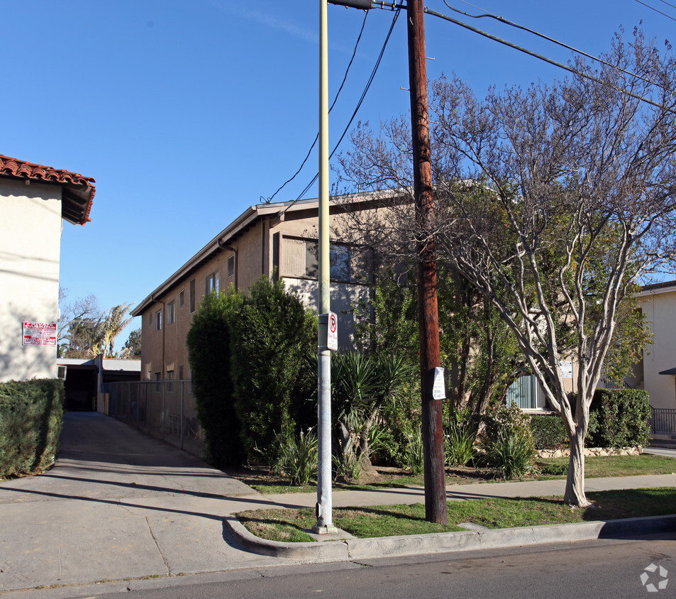 Foto del edificio - 7424 Canby Ave