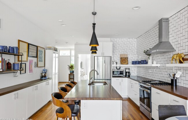 Building Photo - Modern 3 Bed 3 Bath Highlands Home