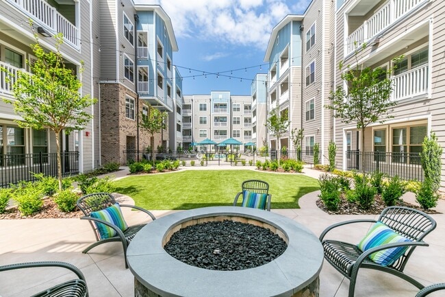 Foto del edificio - Annabelle on Main 55+ Active Adult Apartment Homes