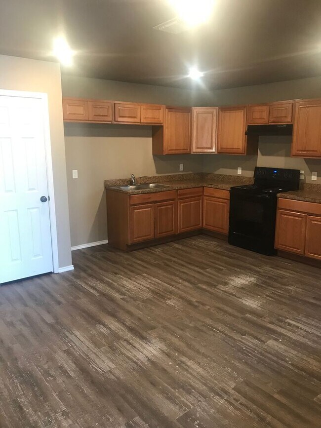 Building Photo - Great 3 BEDROOM *SECTION 8