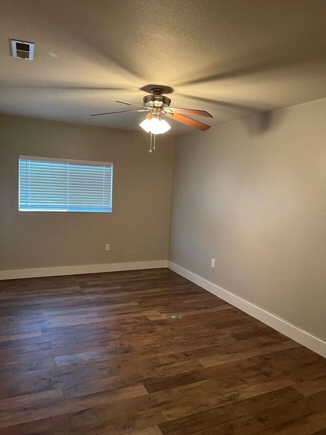 Building Photo - Great home with lots of room and Solar