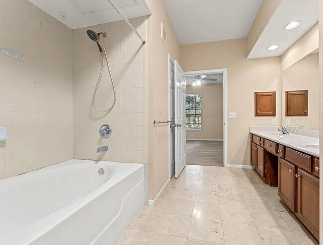 Foto del edificio - 6765 Corporate Blvd