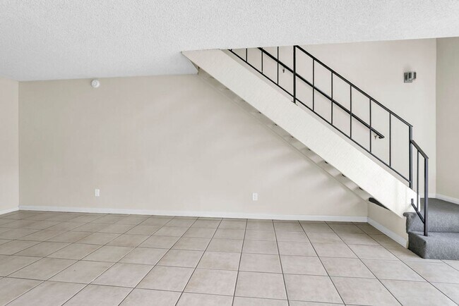 Foto del edificio - Spacious three bedroom with office in Prim...