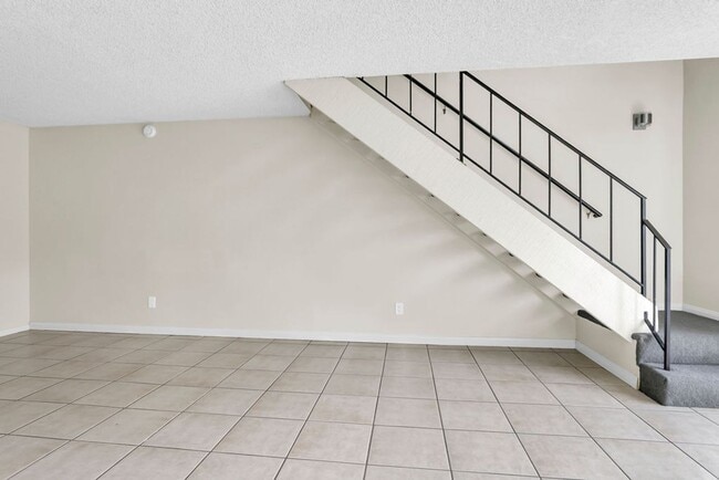 Building Photo - Spacious Townhome in Prime UTC/UCSD Locati...
