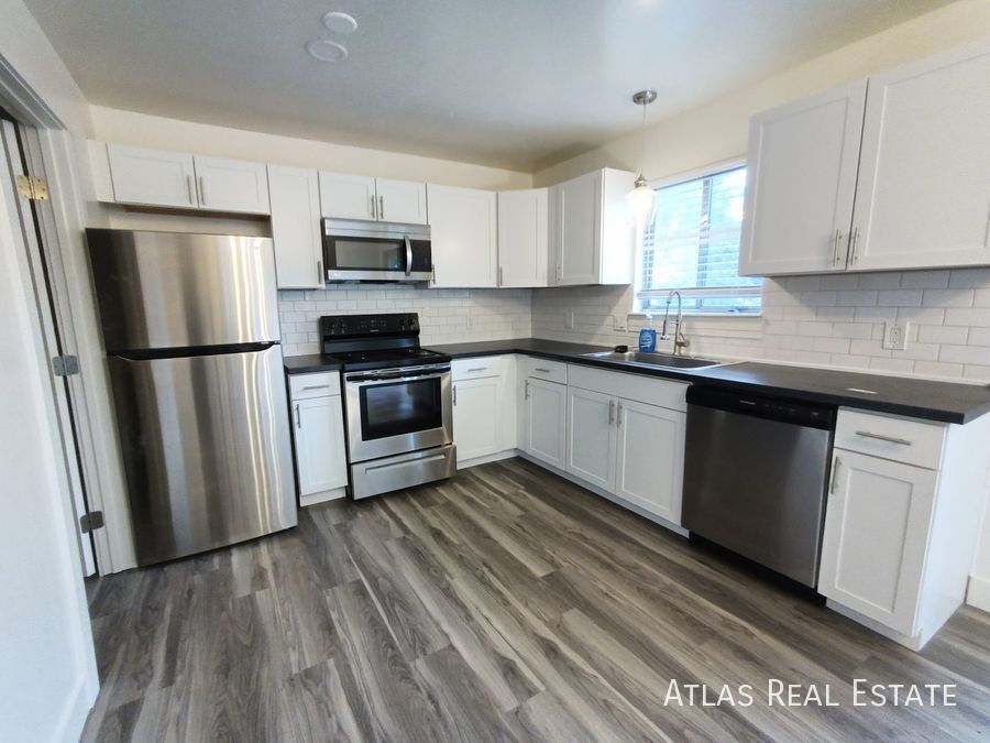 Primary Photo - Modern & Spacious 4 bedroom/2 bathroom tow...