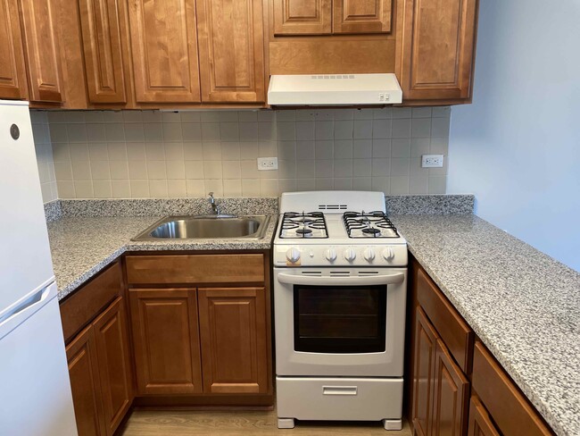 1 Bedroom Apartment Home - Elmwood Square Apartments