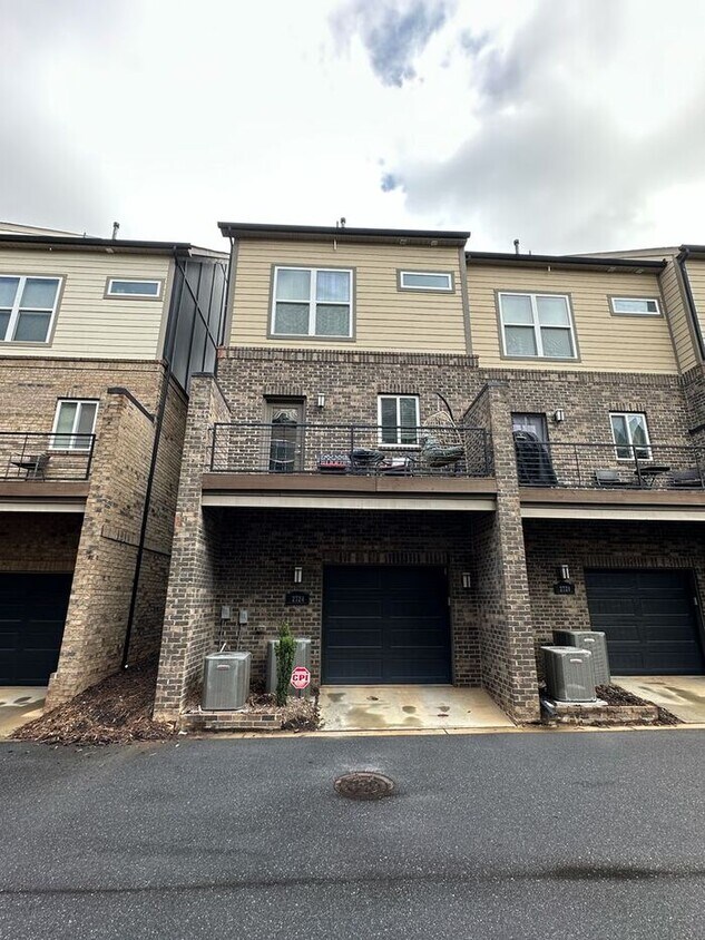 Foto del edificio - Stunning Townhome With Skyline Views!