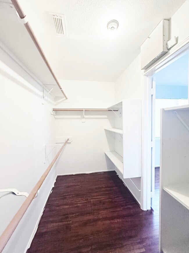 Foto del edificio - 15522 Baxter Ave