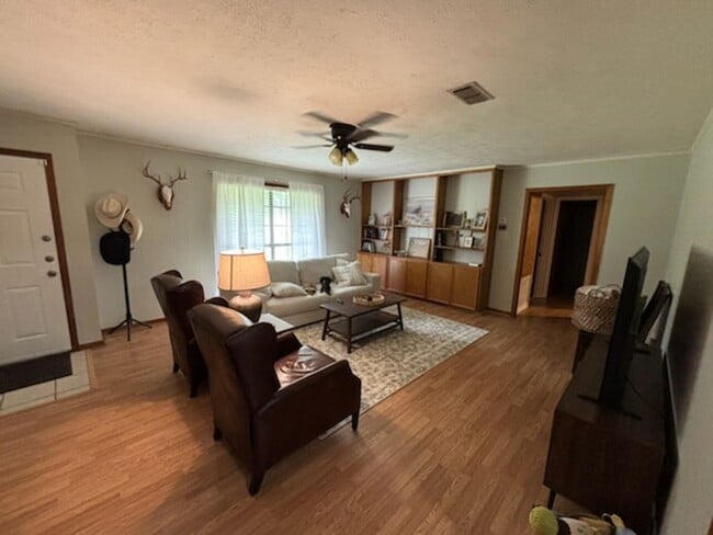 Building Photo - Beautiful 3 Bed 2 Bath Brick Home!