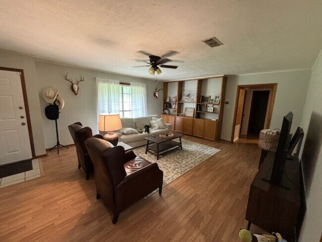 Foto del edificio - Beautiful 3 Bed 2 Bath Brick Home!