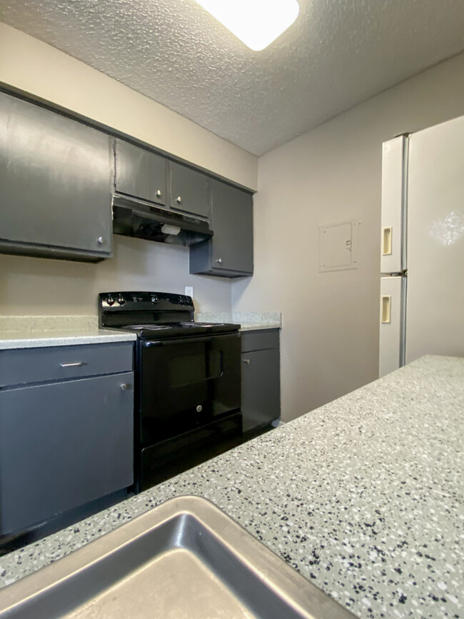 Kitchen - Cedar Creek Apartment Homes