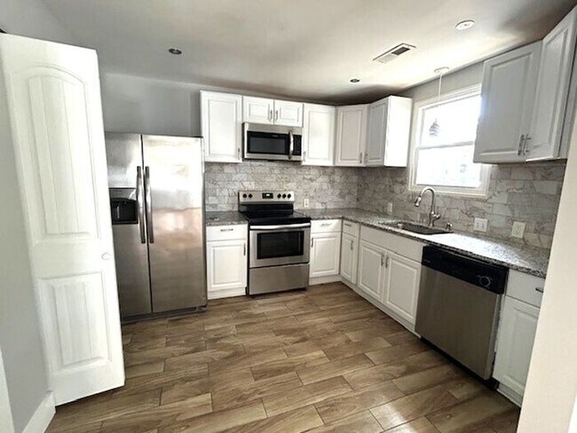 Foto del edificio - Brick 3 bedroom, 2 bath ranch style home, Updated kitchen, Open floor plan, Deck