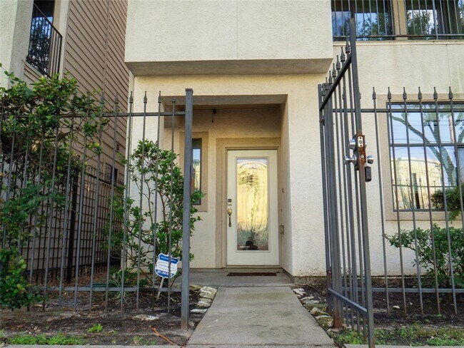 Building Photo - 2704 Dallas St