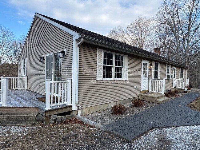 Foto del edificio - 94 Quiet Woods Rd