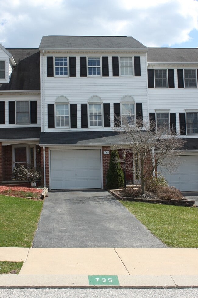Building Photo - 735 Robin Hill Cir