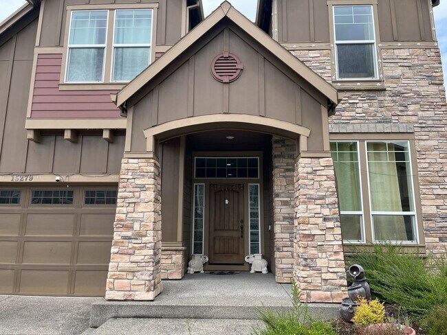 Foto del edificio - Stylish 5-Bedroom Home with Modern Kitchen...