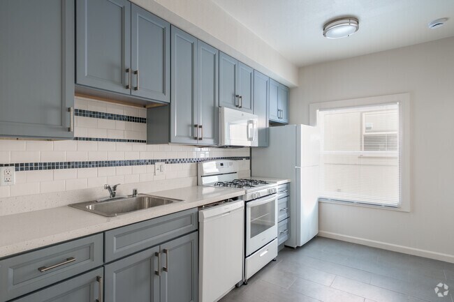 3 habitaciones, 2 baños - 650 pies cuadrados - Cocina - 2211 Channing Way
