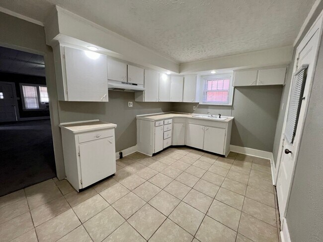 Foto del edificio - AVAILABLE NOW!