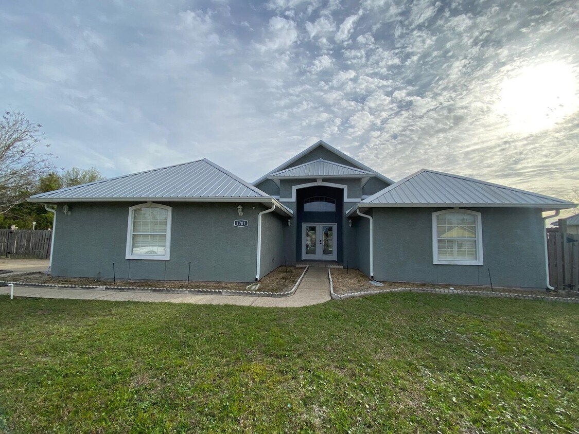 Primary Photo - 1701 Sutherland Rd