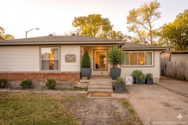 Foto del edificio - 1315 Whitley Dr