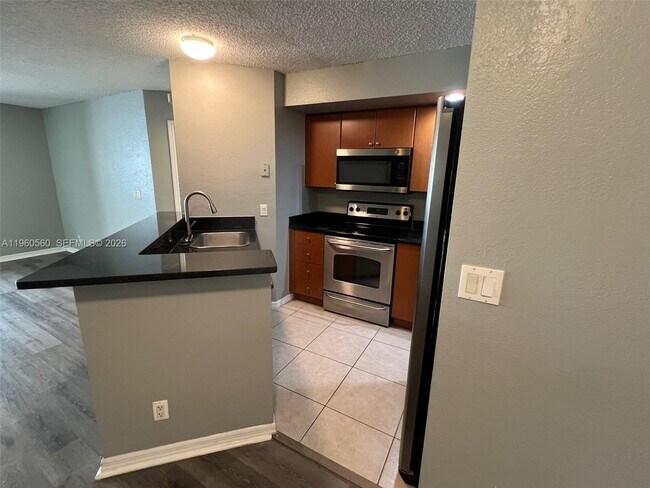 Foto del edificio - 3350 Pinewalk Dr N