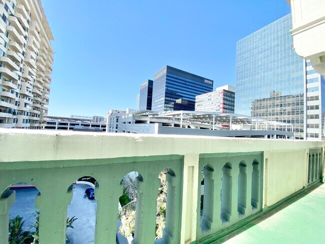 Foto del edificio - 682 Irolo St. Los Angeles, Ca 90005