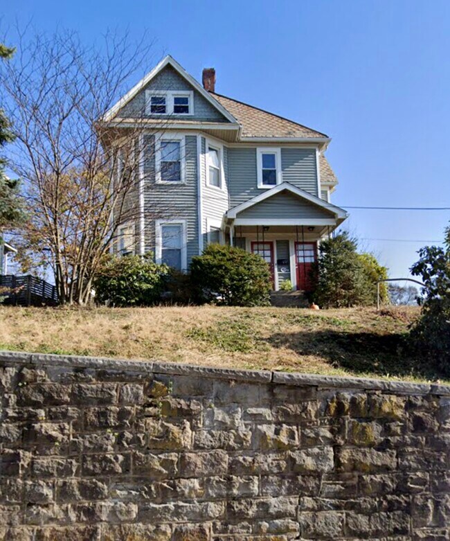 Building Photo - 202 Oak St