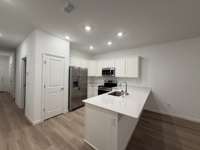 Building Photo - 543 Holly Lks Dr