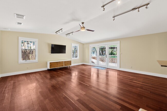 Foto del edificio - 5013 Timberline Dr