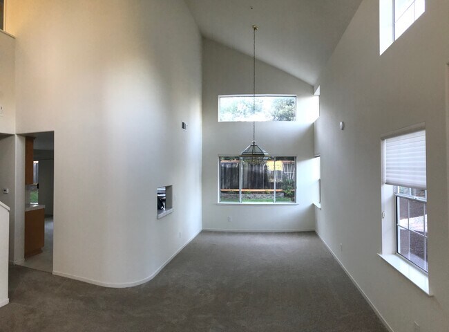 Building Photo - 113 Quintana Ct