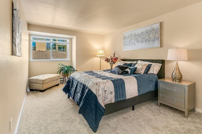 Foto del edificio - Beautiful Top Floor 2 Bed 2 Bath Condo in Factoria