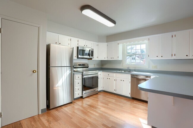 Foto del edificio - 332 Deerfield Rd