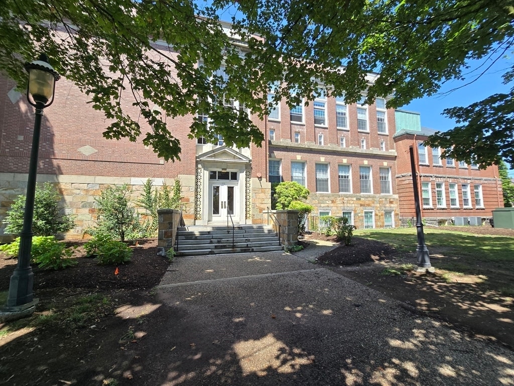 Primary Photo - 130 Beach St